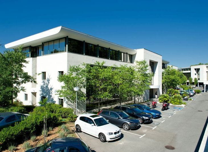L'écran d'accueil d'Axionis dans une salle de réunion